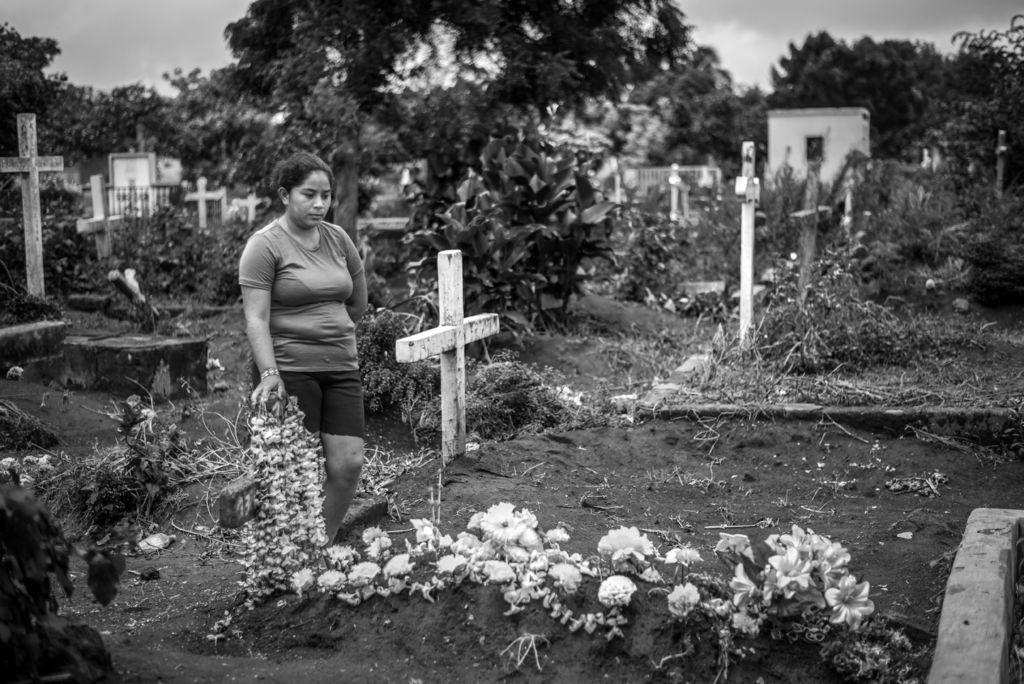 Gisselle Gaitán mira la tumba de su hermano Junior en el barrio San Carlos de Masaya. LA PRENSA / Óscar Navarrete.