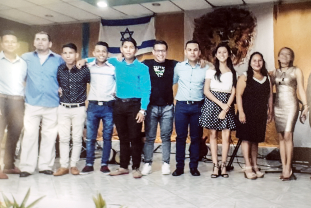 El segundo de izquierda a derecha, Orlando Córdoba pasaba rato en su iglesia compartiendo con sus familiares y amigos. LA PRENSA / Cortesía