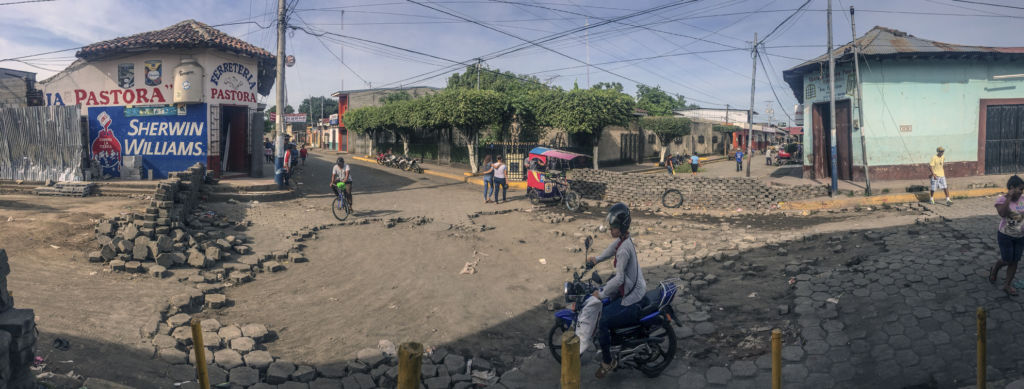 Una de las intersecciones más concurridas de la ciudad por conectar los mercados de la Terminal y la Estación es ahora zona de barricadas adoquinadas. LA PRENSA / Óscar Navarrete