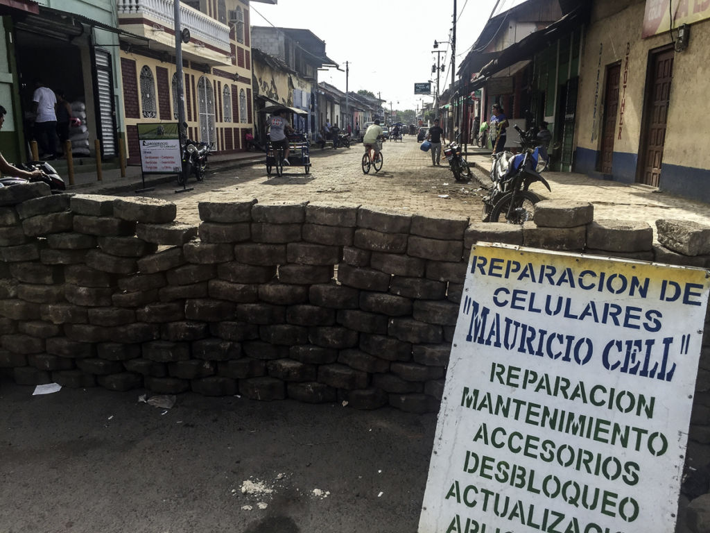 A pesar de las 400 barricadas dispuestas por toda la ciudad, los leoneses salen a trabajar a pie, en moto, bicicleta o triciclos. Incluso ponen anuncios al lado de las murallas. LA PRENSA / Óscar Navarrete