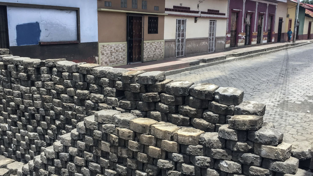 Cuando hay alerta naranja las calles se vacían, las barricadas se refuerzan y salen los defensores de las mismas, armados con morteros y tiradoras de piedras. LA PRENSA / Óscar Navarrete