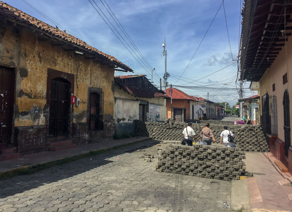 Las barricadas en el barrio El Calvario no impiden que los vecinos realicen sus actividades cotidianas. De hecho, son ellos quienes organizan los muros.