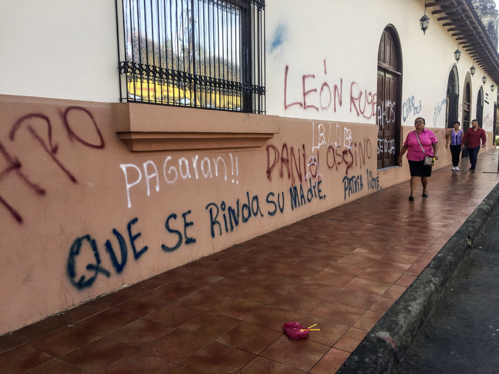 Algunos leoneses han dejado mensajes a las autoridades en el Registro Público de la Propiedad Inmueble y Mercantil de la ciudad. LA PRENSA / Óscar Navarrete
