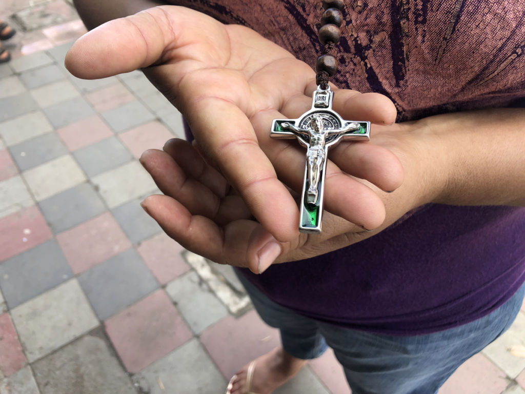 La madre de Sandor muestra el crucifijo que monseñor Bosco Vivas pensaba darle este año al joven monaguillo. LA PRENSA / Fabrice Le Lous