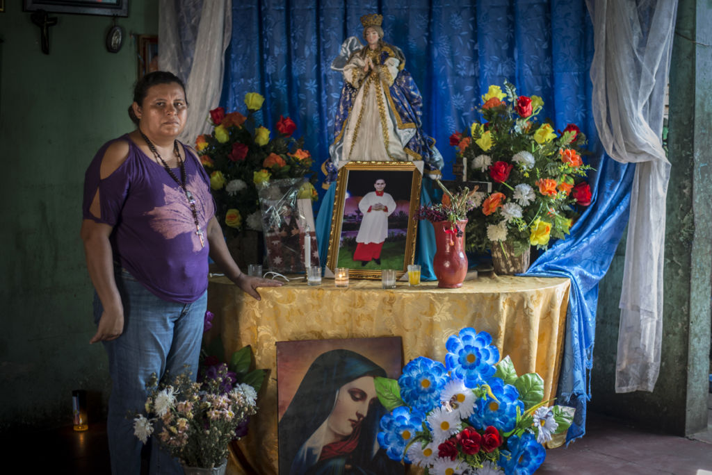 Ivania Dolmus muestra el altar que levantó en su casa en honor a su hijo Sandor, de 15 años, asesinado por paramilitares sandinistas. LA PRENSA / Óscar Navarrete.