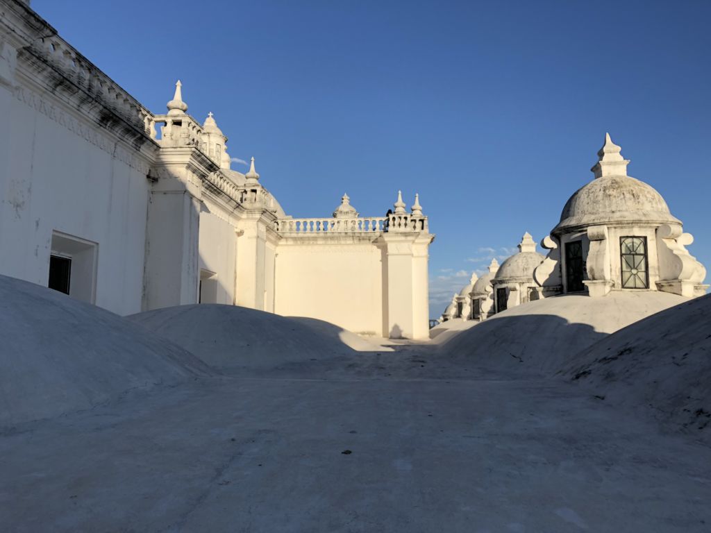El techo de la Basílica Catedral de León puede ser recorrido por turistas pero únicamente si se quitan el calzado. Imagen de diciembre de 2017. LA PRENSA / Fabrice Le Lous