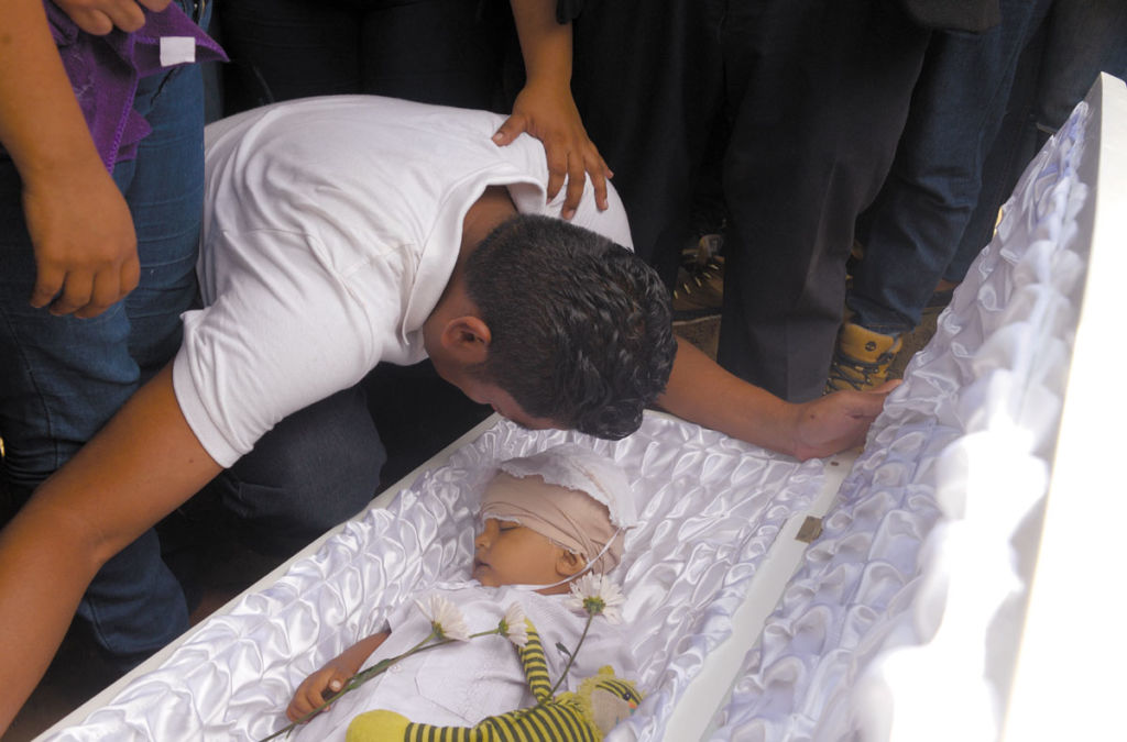 Nelson Lorío llora antes de enterrar el cuerpo de su hijo, Teyler Lorío Navarrete, quien fue sepultado ayer en el Cementerio Milagro de Dios. LAPRENSA/R. Fonseca