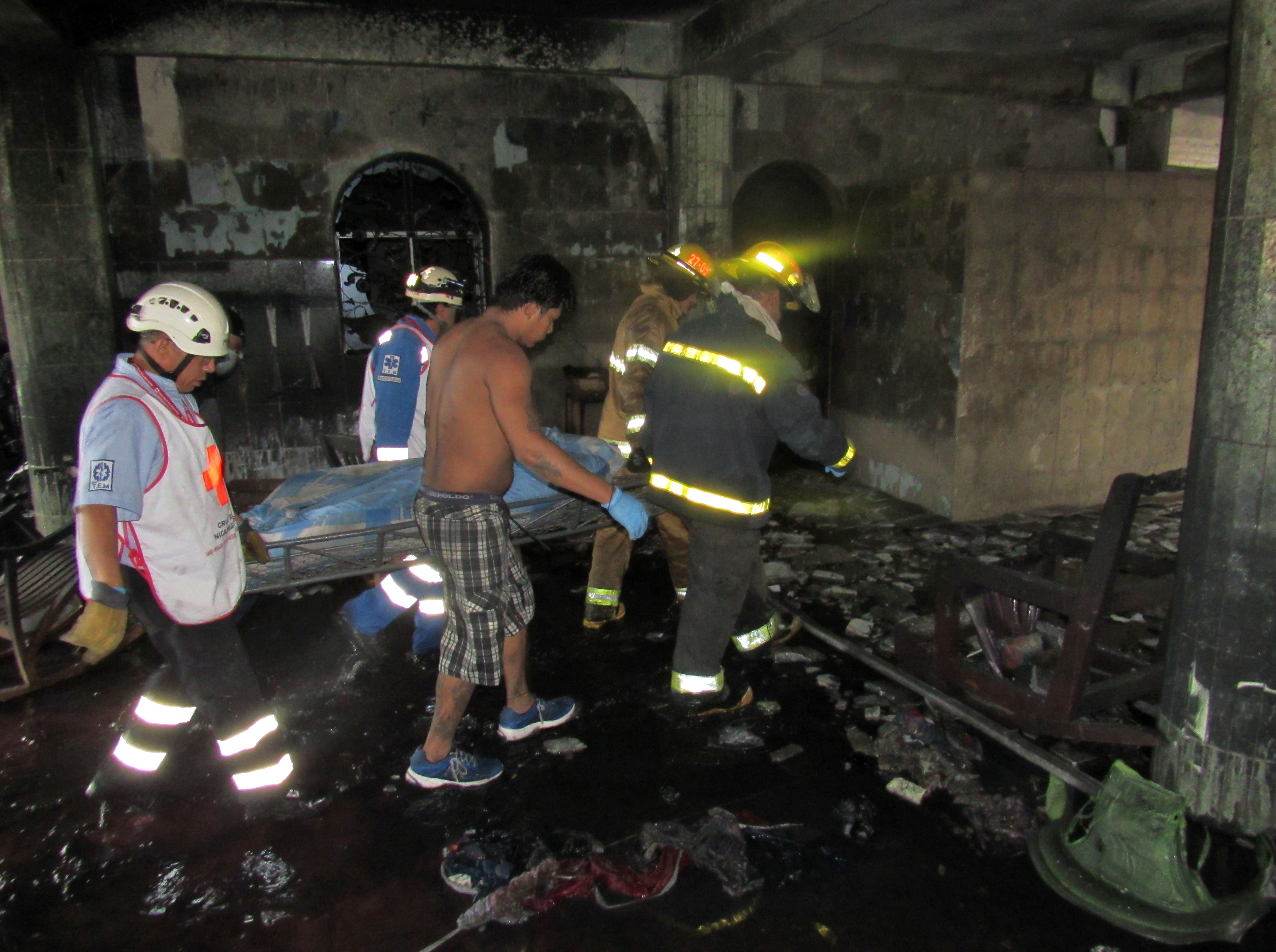 La casa fue quemada por paramilitares y policías en el barrio Carlos Marx de Managua según los sobrevivientes y vecinos.
