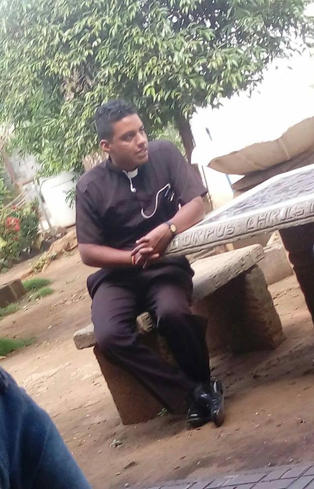 El hombre que se hace pasar como sacerdote y que la Arquidiócesis de Managua asegura no lo es