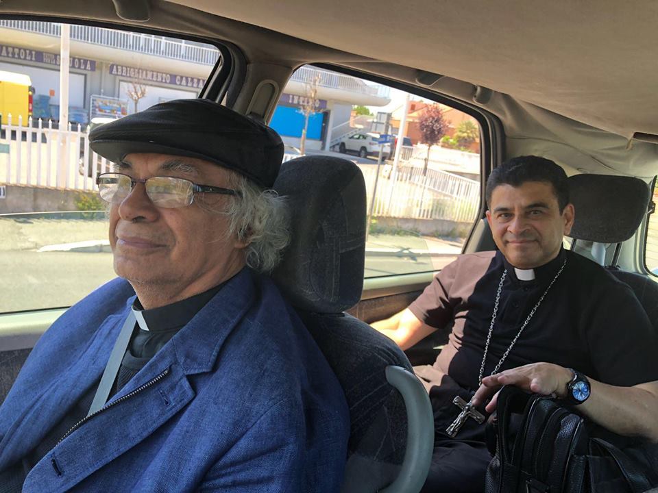Brenes y Álvarez llegaron remolcados al Vaticano. liego de llegar a Roma