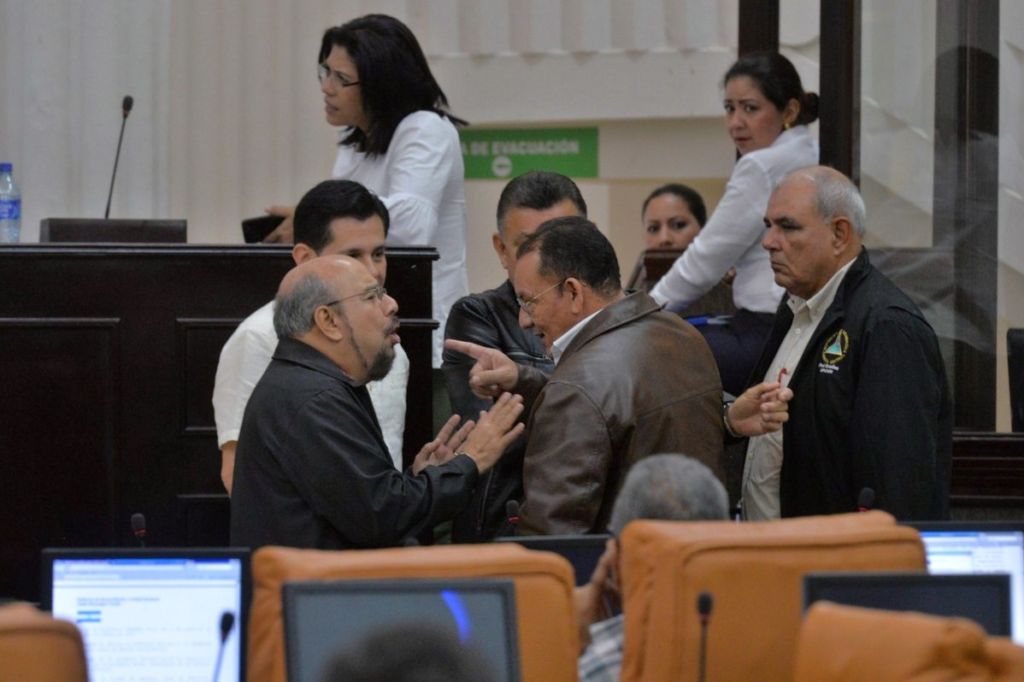 Edwin Castro, diputado del FSLN, junto a parlamentarios del PLC. LA PRENSA/ JADER FLORES
