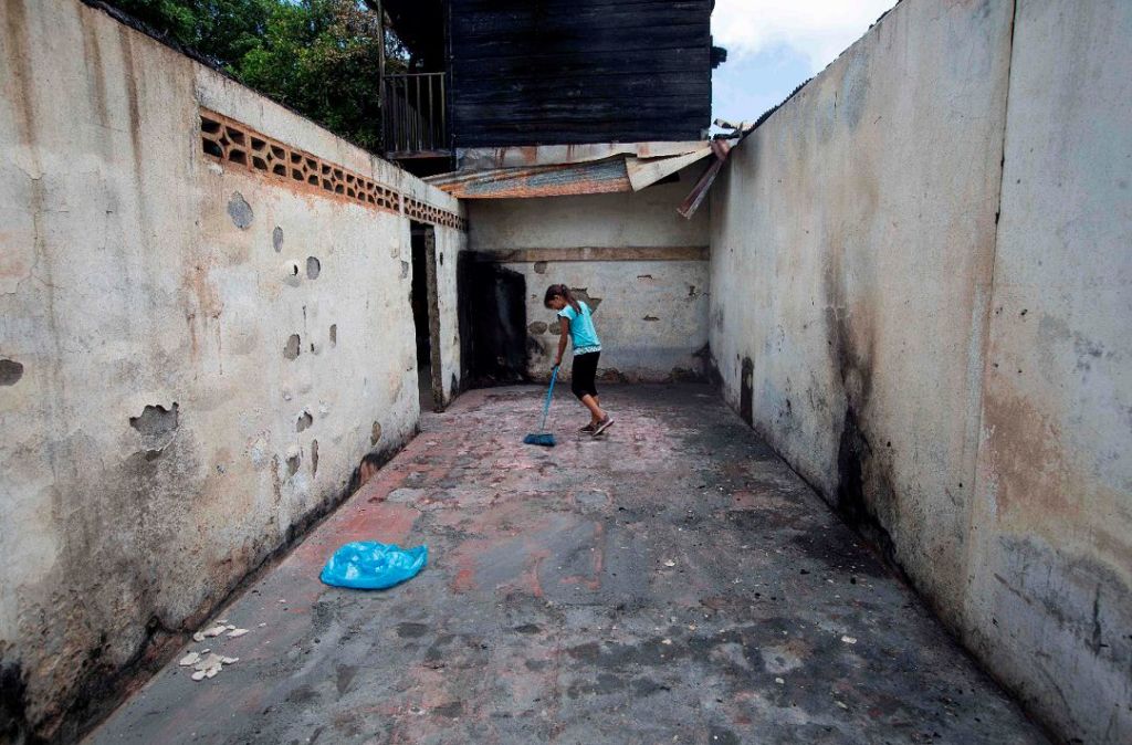 Así quedó la casa de la familia Suazo tras el incendio perpetrado por paramilitares del régimen de Daniel Ortega. LA PRENSA/ AFP