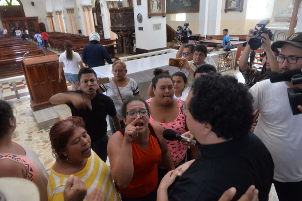 Fanáticos orteguistas agrediendo a sacerdotes en la basílica San Sebastian de Diriamba. LA PRENSA/ ARCHIVO