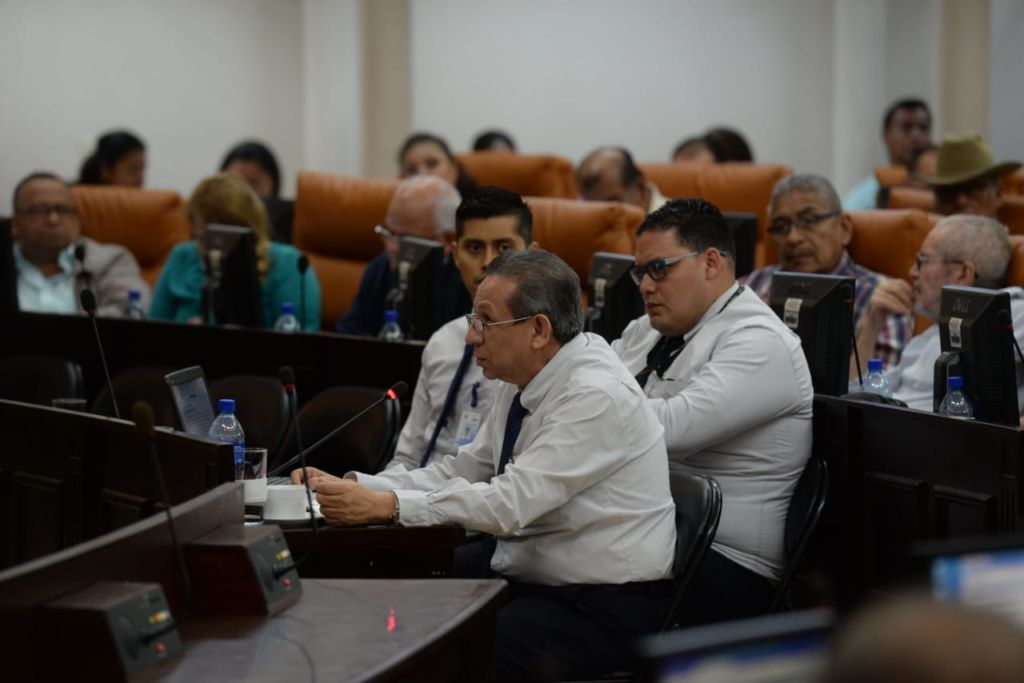 José Dolores Reyes director de asesoría legal de la UAF junto a otros miembros de esa institución. LA PRENSA/ JADER FLORES