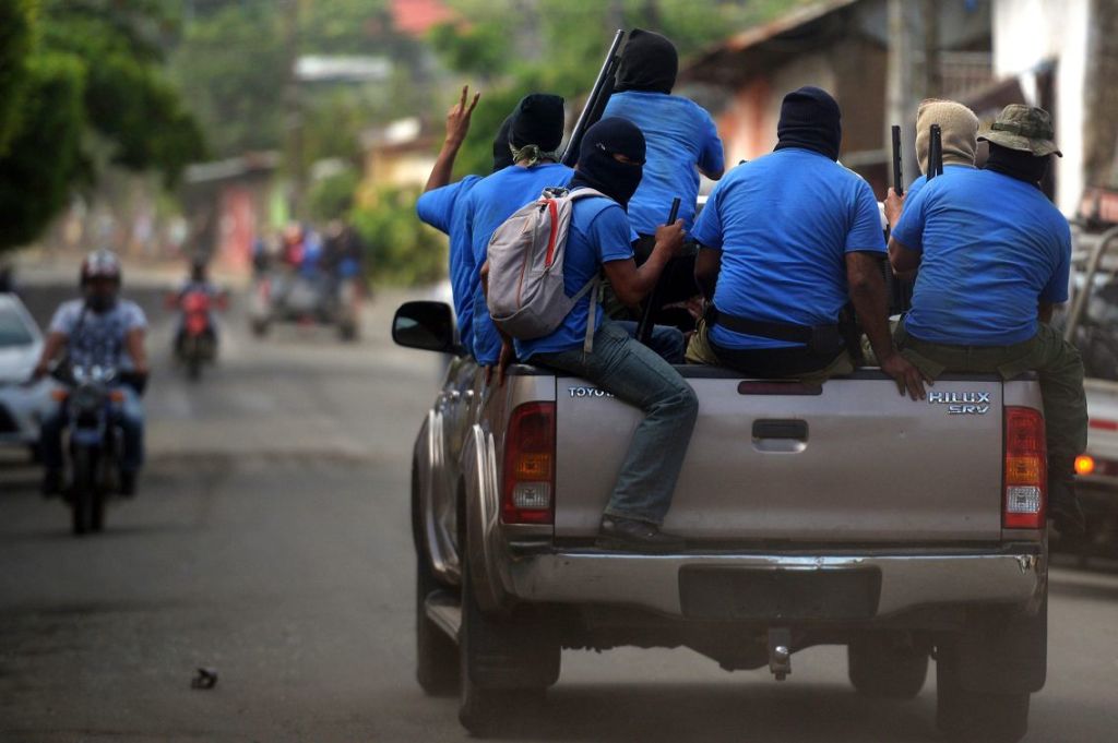 En camionetas Hilux los paramilitares recorren la ciudad de Masaya. LA PRENSA/ AFP