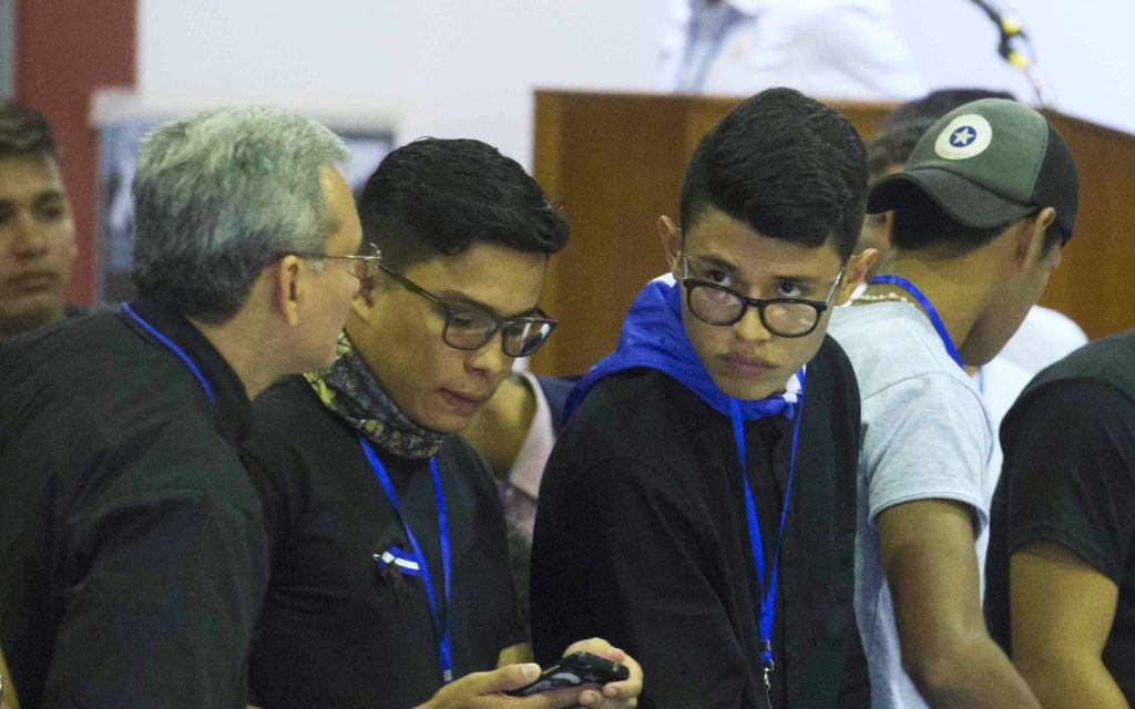 Victor Cuadras y Lesther Alemán son estudiantes universitarios que forman parte de la Alianza Cívica presente en el Diálogo Nacional. LA PRENSA/ JADER FLORES