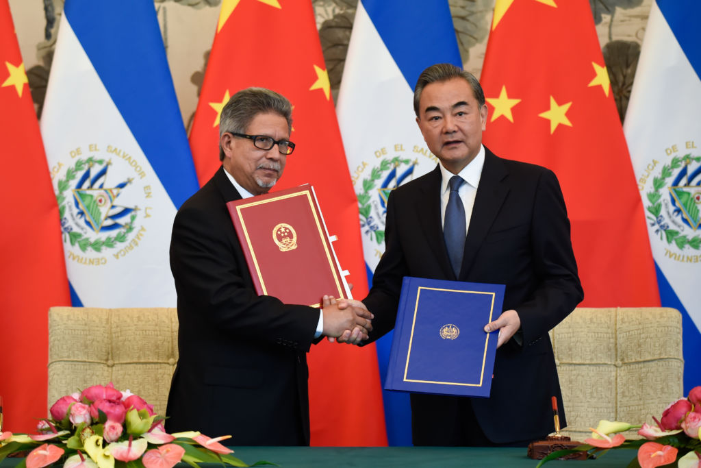 El ministro de El Salvador Carlos Castaneda (I) junto al ministro de China Minister Wang Yi (d), este lunes cuando anunciaron el establecimiento de relaciones entre El Salvador y China continental. LA PRENSA/AFP/ ARCHIVO
