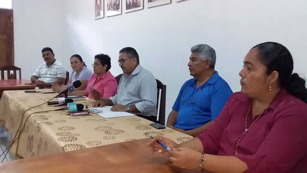 (De derecha a izquierda) La alcaldesa Dania Martínez, el vicealcalde Marcio Rivas, el secretario político del fsln César Olivas, la diputada Angela Espinoza, y al final el diputado Efren Briones, dando a conocer la colecta de firmas para supuestamente demandar al gobierno castigar a los opositores. LA PRENSA/ WILLIAM ARAGÓN