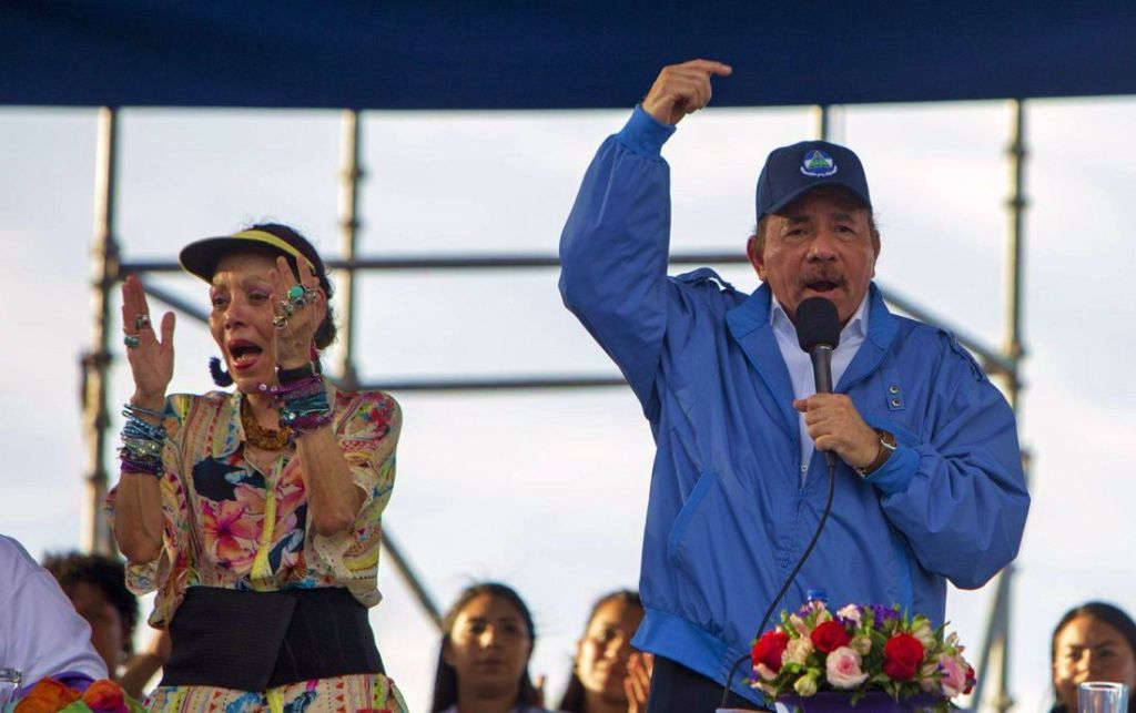 Daniel Ortega y Rosario Murillo durante un acto partidario ante sus seguidores y trabajadores públicos obligados a participar. LA PRENSA/ EFE