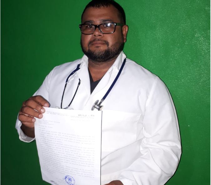 El médico general Félix Enrique Solano Quintana muestra la carta de despido que la tarde de este viernes le fue entregada por la directora del hospitalito del municipio de Jícaro, en el departamento de Nueva Segovia/LA PRENSA/William Aragón