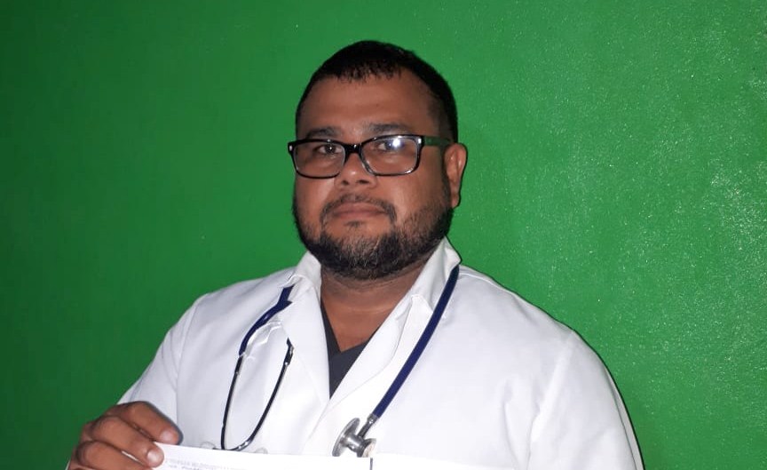 El médico general Félix Enrique Solano Quintana muestra la carta de despido que la tarde de este viernes le fue entregada por la directora del hospitalito del municipio de Jícaro, en el departamento de Nueva Segovia. LA PRENSA/William Aragón