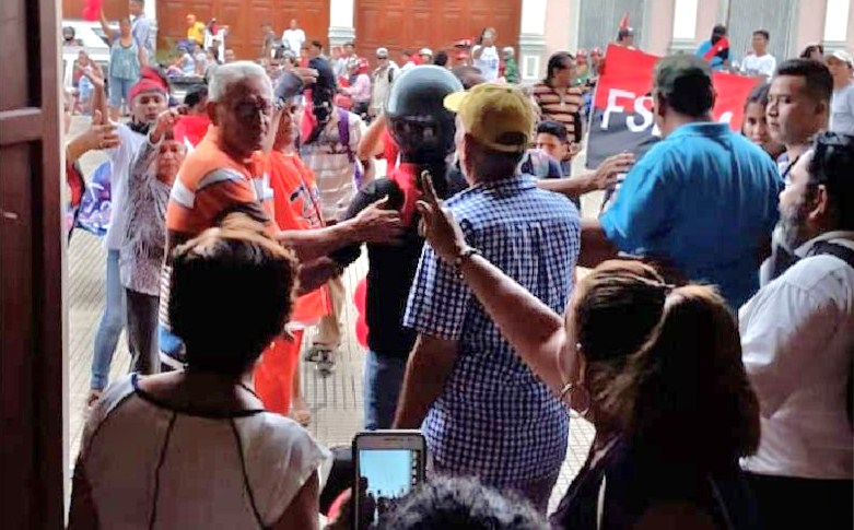 Los fanáticos orteguistas irrumpieron en la Iglesia de Granada, mientras se realizaba una eucaristía. LA PRENSA/CORTESÍA