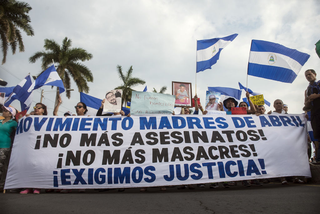 Madres de Abril, represión, plantón, exigiendo justicia