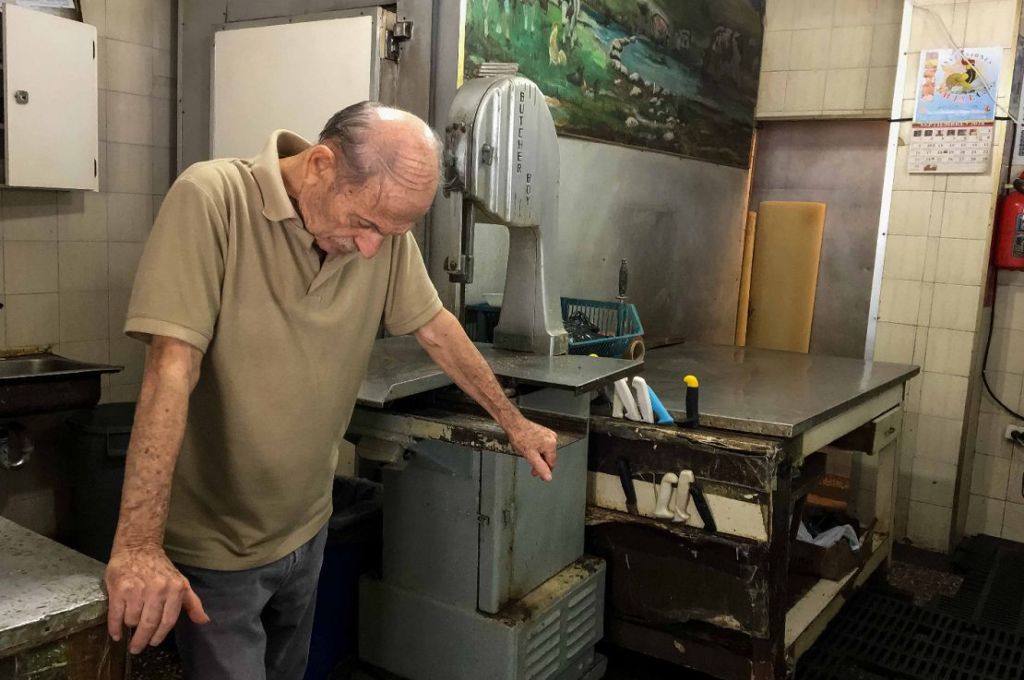 Un carnicero espera el camión de distribución de carne de res para suplir su negocio hoy, miércoles 19 de septiembre de 2018, en Caracas (Venezuela). LA PRENSA/ EFE