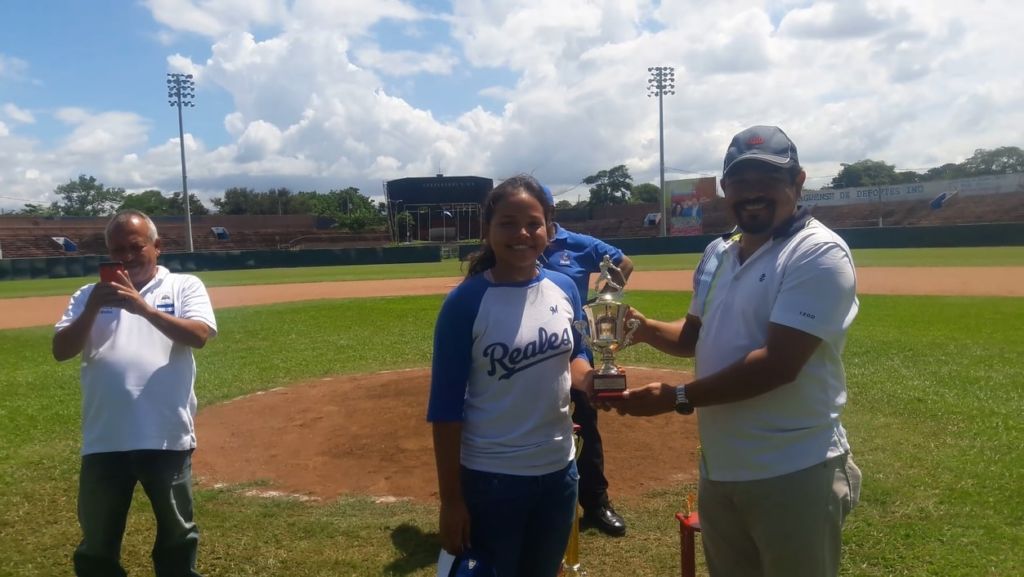 Margarita Romero ,del equipo Reales de Managua, líder en ponches de la I Liga de Beisbol Femenina. Foto Cortesía César Cruz.