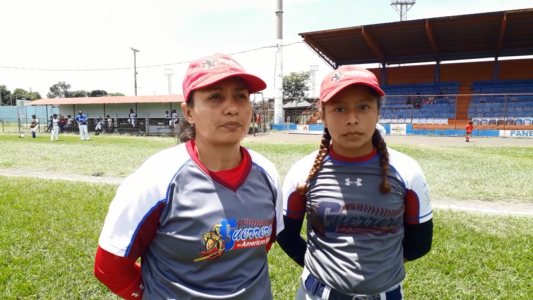 Jessenia Bárez (izquierda), del equipo Guerreras de Managua, líder en bateo de la I Liga de Beisbol Femenina. Foto Rosa Membreño.