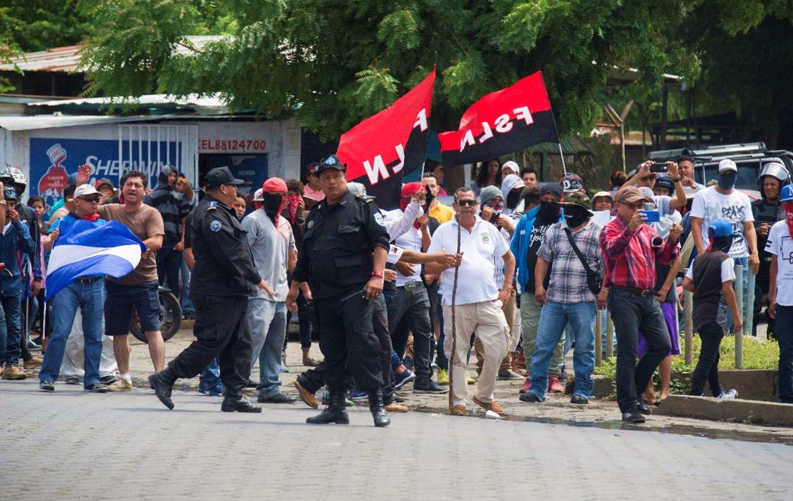 Paramilitares y turbas del FSLN junto a antimotines del gobierno de Daniel Ortega atacaron a manifestantes pacíficos en Managua. Asesinaron a un adolescente de 16 años. LA PRENSA/ JADER FLORES