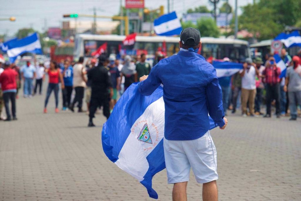 Turbas y paramilitares del FSLN acechando a manifestantes autoconvocados en Managua. La represión es apoyada por la Policía Orteguista. LA PRENSA/ JADER FLORES