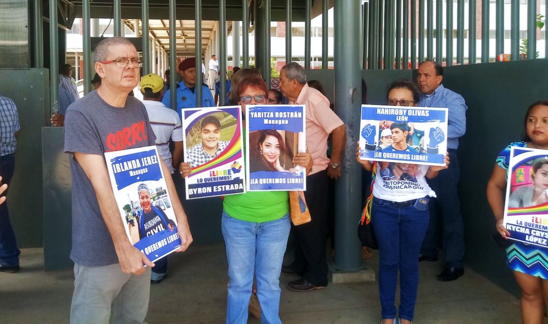 Familiares de los estudiantes de León, presos políticos de la dictadura de Daniel Ortega, esperando afuera de los Juzgados de Managua. LA PRENSA/ MARTHA VÁSQUEZ