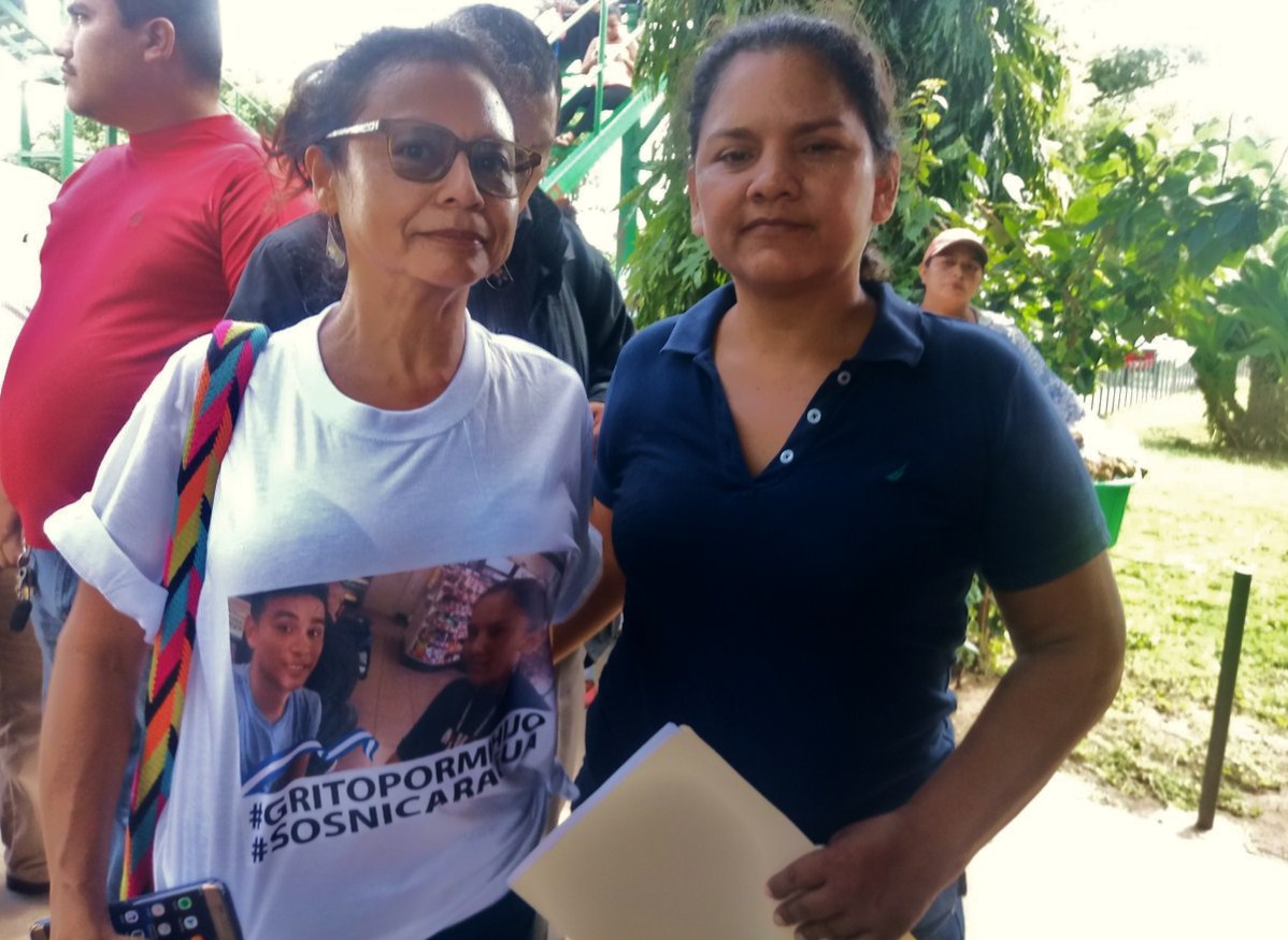 Alma Rebeca González (de blanco), mamá del líder universitario Jonathan López González. LA PRENSA/ MARTHA VÁSQUEZ