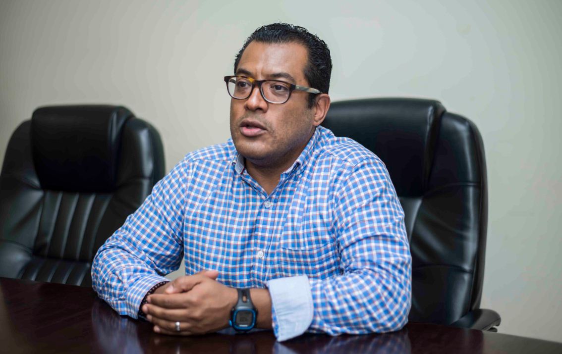 El director del Instituto de Estudios Estratégicos y Políticas Públicas (Ieepp), Félix Maradiaga, arribó a Nicaragua este martes luego de haber pospuesto su regreso ante la falta de garantías a su vida tras ser acusado por el gobierno de dirigir una red delincuencial y terrorista en la crisis política que afecta al país. LA PRENSA/ ÓSCAR NAVARRETE