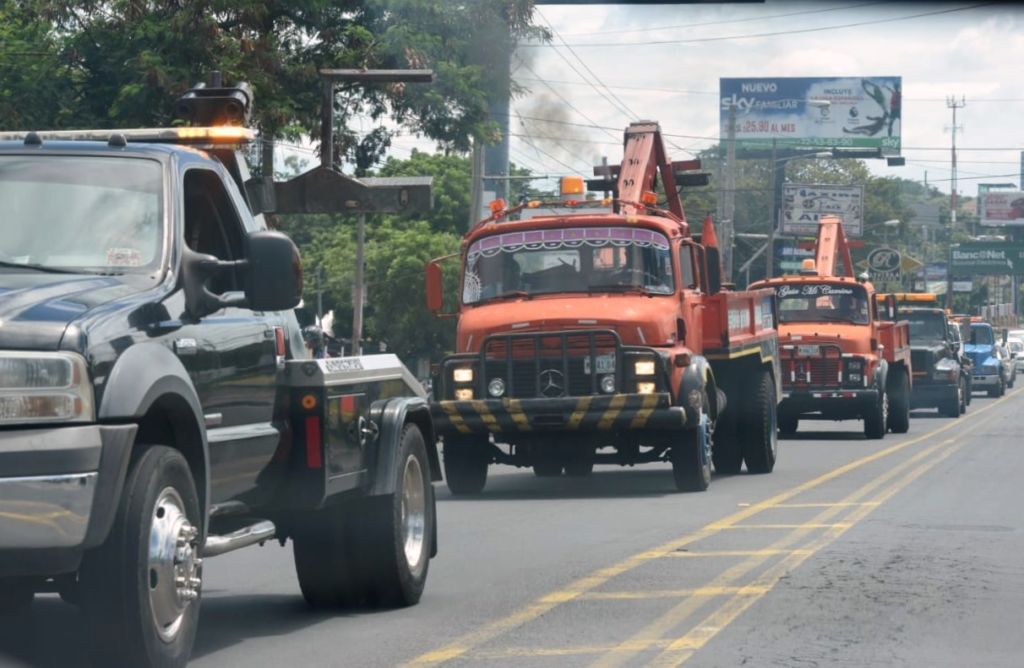 Grúas recorren las calles de Managua en caravana para intimidar a conductores y manifestantes. LA PRENSA/ ROBERTO FONSECA