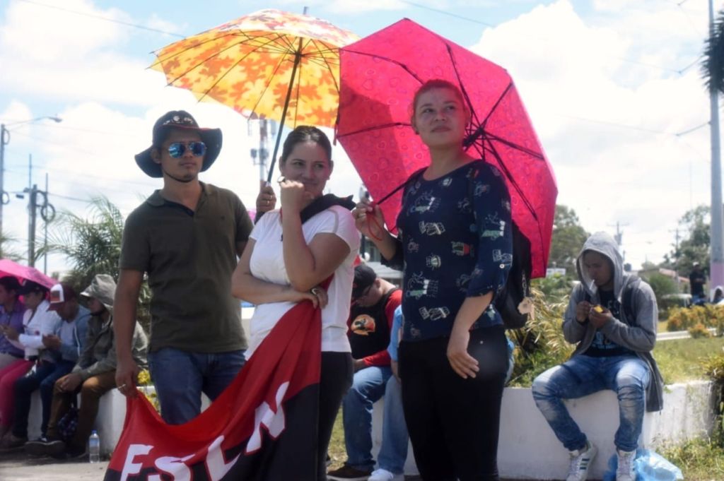 Trabajadores públicos y fanáticos orteguistas en las rotondas de Managua protegidos por decenas de Policías. LA PRENSA/ROBERTO FONSECA