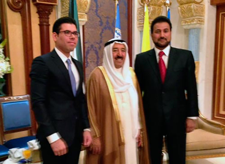 Laureano Ortega junto a Mohamed Ferrara Lashtar en una visita a Kuwait. LA PRENSA/ TOMADA DE EL 19