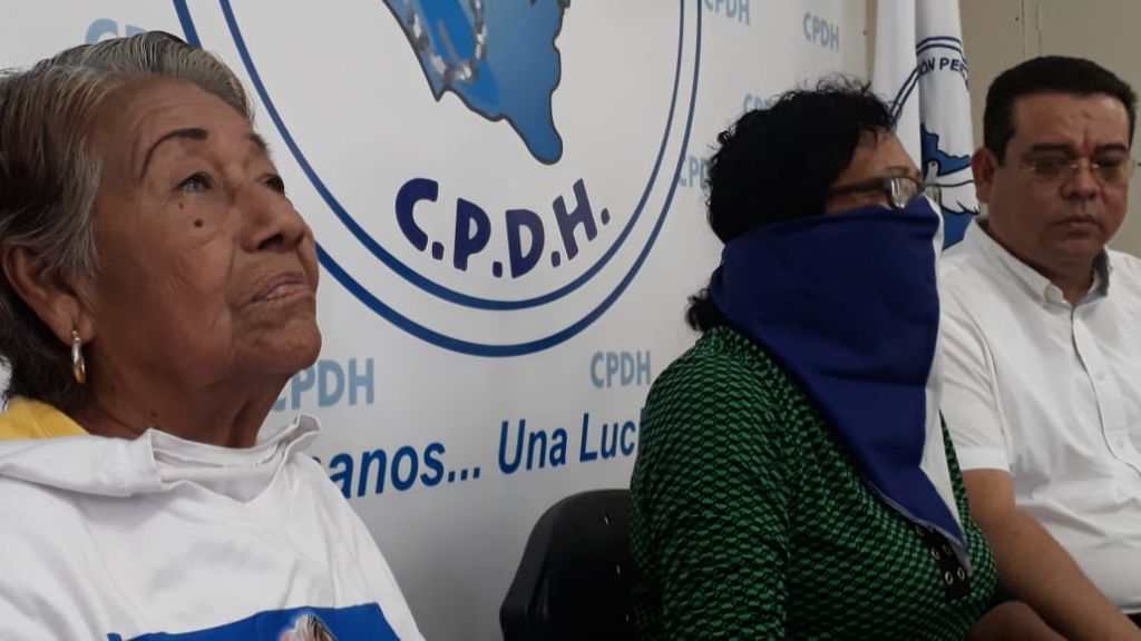 Doña Miriam del Socorro Matus y Flor Ramírez, denuncian el asedio orteguista ante la CPDH. LA PRENSA/E. ROMERO