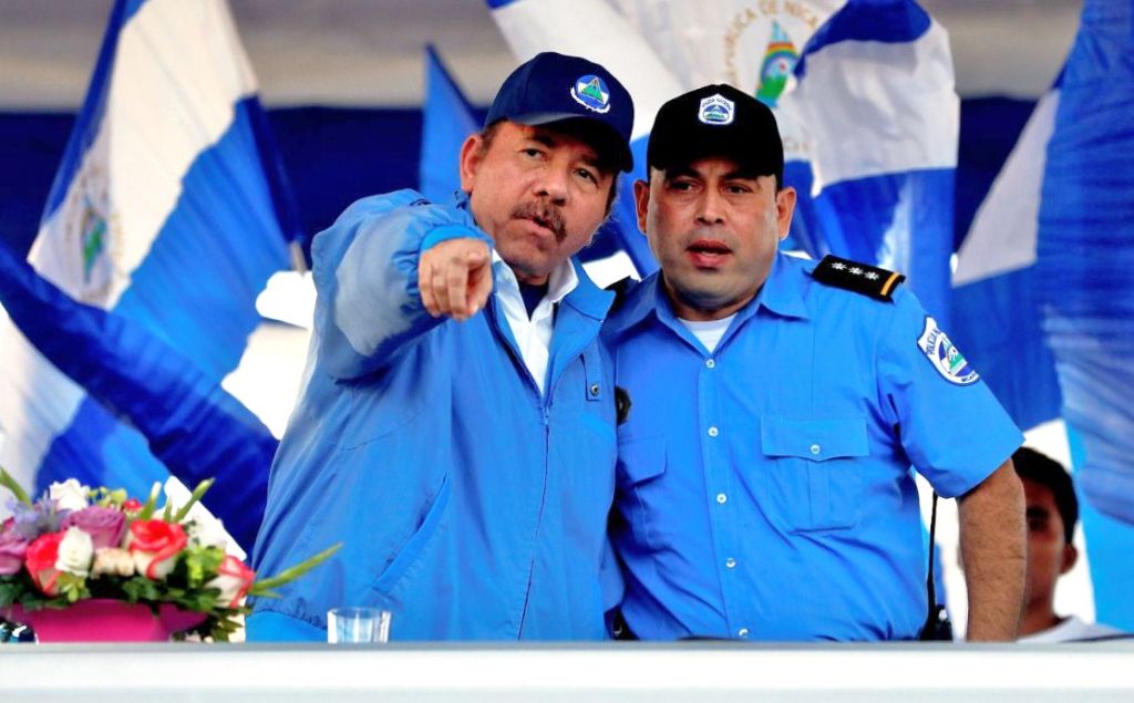 Daniel Ortega junto a un agente de la Policía durante uno de los tantos actos partidarios que realiza semanalmente desde el mes de mayo. LA PRENSA/ EFE