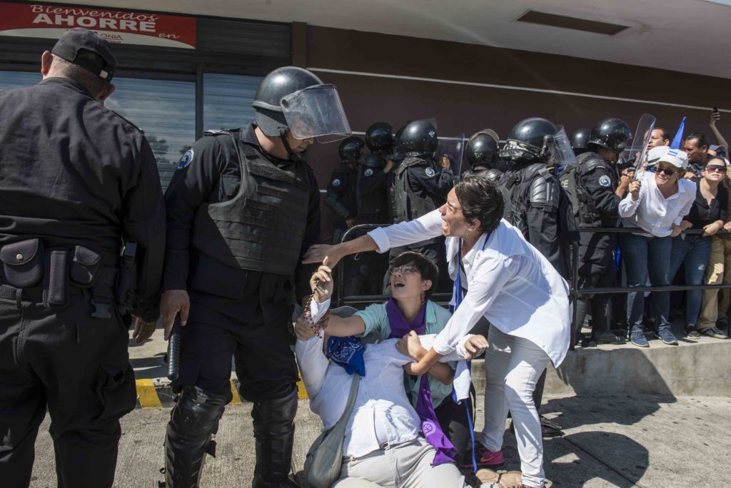Policía Orteguista reprimió con lujo de violencia a un grupo de manifestantes que pretendian marchar contra la dictadura de los Ortega-Murillo, durante el violento suceso arrestaron a mas de 30 personas entre mujeres y ancianos. El Aparato represivo del gobierno redujo con represión a los pocos manifestante que se lograron concentrar en camino de oriente. Oscar Navarrete/ LA PRENSA