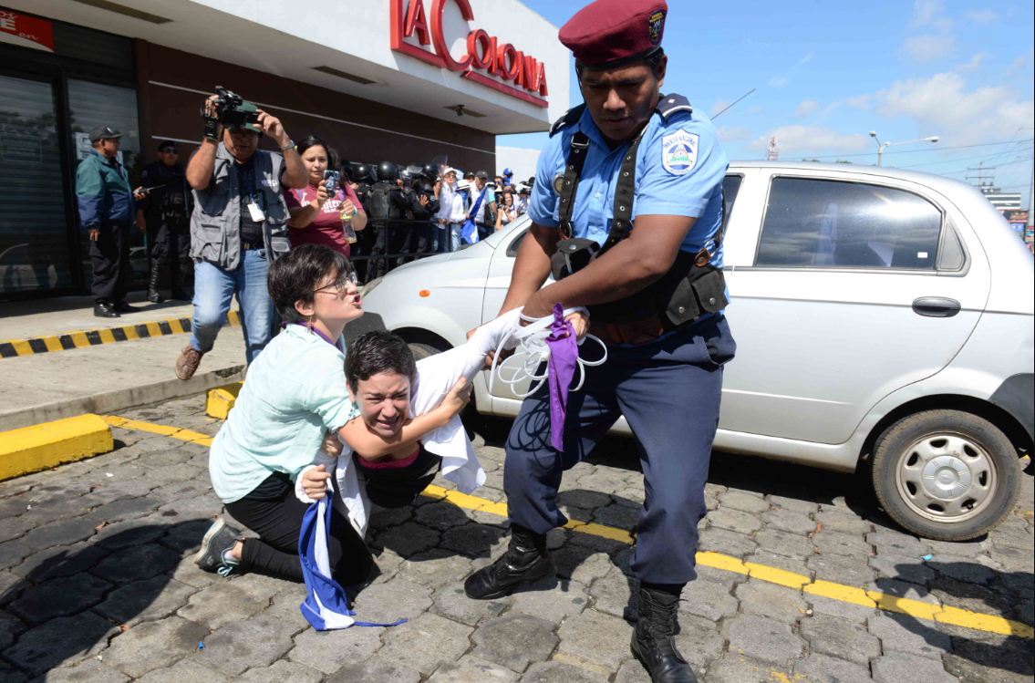 Policía Orteguista detuvo el 14 de octubre en camino de oriente a más de 20 manifestantes. LA PRENSA/ ÓSCAR NAVARRETE