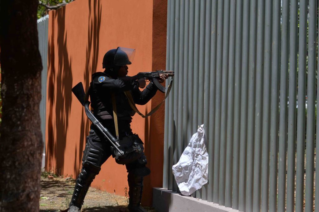 Estudiantes de la universidad Agraria ¨UNA¨ atacados por oficiales antimotines mientras protestaban por las nuevas reformas al INSS. Jader Flores/ LA PRENSA