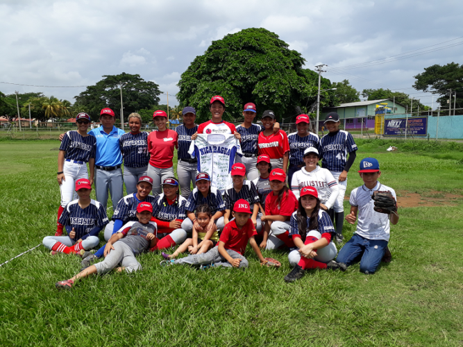 El japonés Shota Abe con el equipo de beisbol Guerreras de Managua previo a su regreso a Japón en junio del presente año. Foto Rosa Membreño