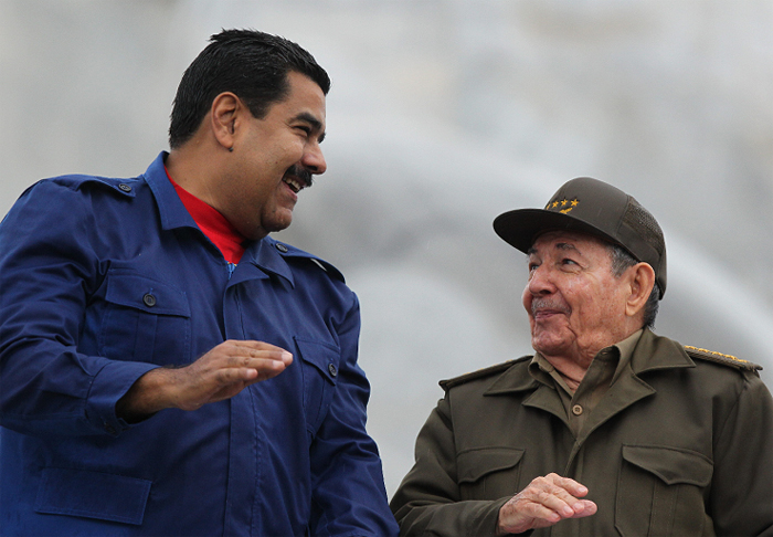 Raúl Castro y Nicolás Maduro, conversan durante desfile por el día de los trabajadores en la Plaza de la Revolución de La Habana, Cuba. LA PRENSA/ EFE/ Alejandro Ernesto