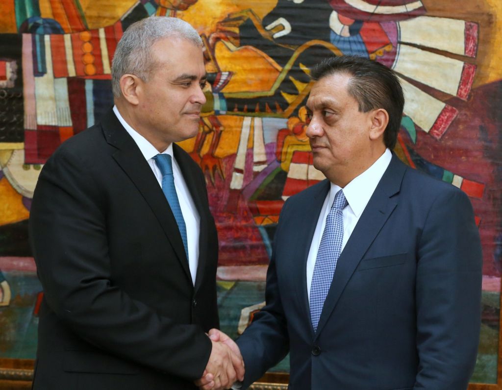 El jefe de la misión del FMI, Roberto García Saltos, junto al presidente del Banco Central de Nicaragua (BCN), Ovidio Reyes. LA PRENSA/ TOMADA DE EL 19