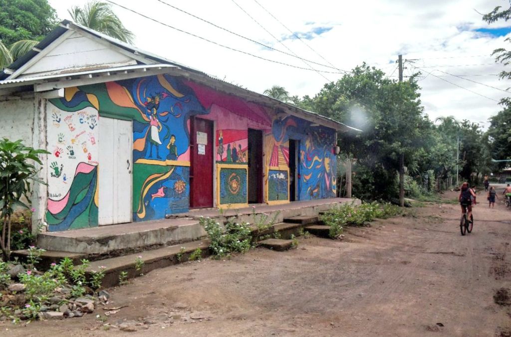 Esta es la fachada del centro donde atendía la brigada médica estadounidense. Ahora solo hay doctores locales. LA PRENSA/ ROBERTO FONSECA