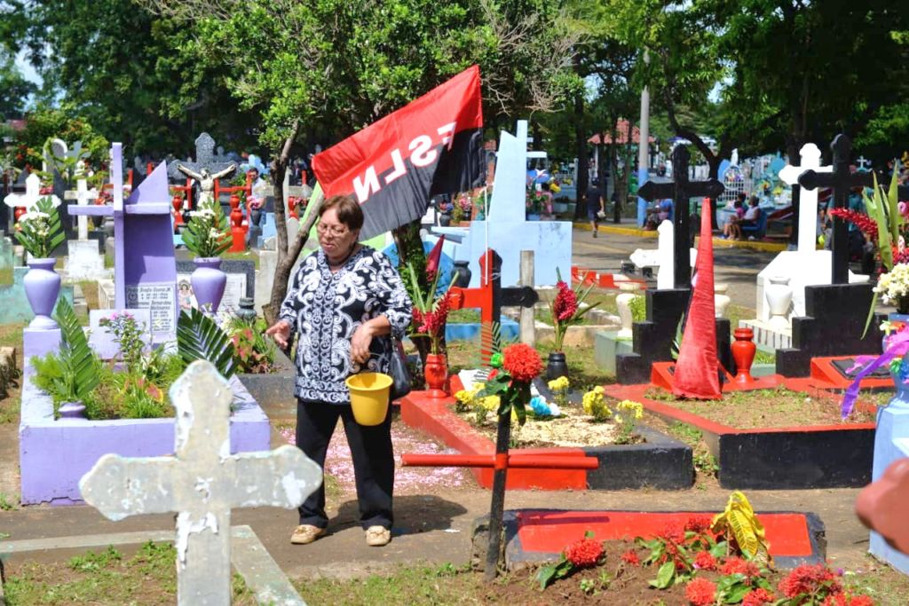 El orteguismo inundó de banderas del FSLN los cementerios del país e incluso pintaron en rojo y negro las tumbas. A las población no se le permitió portar banderas de Nicaragua por la intimidación de Policías. LA PRENSA/ ROBERTO FONSECA