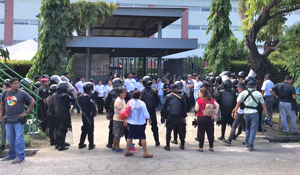 Antimotines asedian plantón en apoyo a los presos políticos en los juzgados de managua. LA PRENSA/ENGELL VEGA