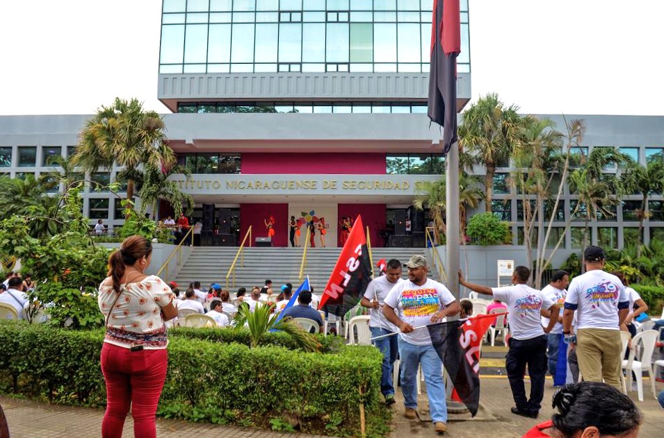 En 2006, antes que asumiera la Presidencia Daniel Ortega, el INSS requería 197.8 millones de córdobas para pagar su planilla y 1,126.5 millones para la adquisición de bienes y servicios. En la fotografía, miembros de la Juventud Sandinista apostados en las afueras de la sede central de la institución. LA PRENSA/ CARLOS VALLE